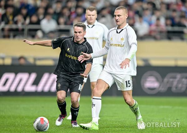 마이클 오언(왼쪽, FC스피어), 네마냐 비디치(오른쪽, 실드 유나이티드). 서형권 기자