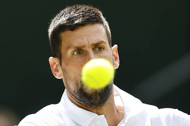 노바크 조코비치(세르비아)가 3일(현지시각) 영국 런던의 올잉글랜드 클럽에서 열린 윔블던 테니스 남자 단식 2라운드에서 댄 에반스(영국)를 상대로 공을 때리고 있다. 런던/EPA 연합뉴스