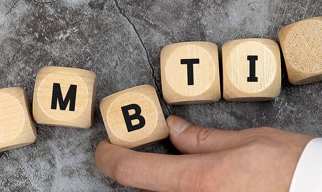 MBTI의 이론적 토대가 된 칼 융의 통합적 인간관에 따르면, 자신이 선호하지 않던 심리적 경향까지도 의식적으로 넓혀가는 과정이야말로 진짜 ‘성격적 성숙’에 가깝다고 볼 수 있다. 게티이미지뱅크