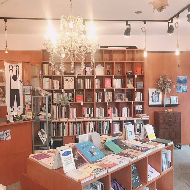 서울 도봉구 방학동에 위치한 서점 ‘사유의 사유’ 내부.