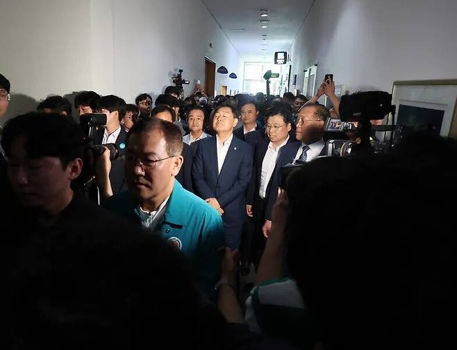 전북 완주군청에서 ‘도민과의 대화’가 예정됐던 지난달 25일, 김관영 전북도지사가 ‘전주·완주 통합\'을 반대하는 완주군민들의 거센 항의를 받고 있다. 연합뉴스