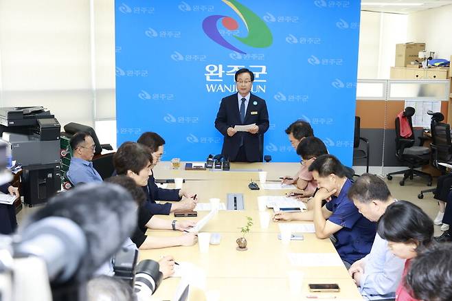 유희태 완주군수는 3일 완주군청 브리핑룸에서 기자회견을 열고 시민단체들이 제안한 상생발전 방안을 수용할 수 없다는 입장을 밝혔다. 완주군 제공