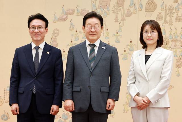 이재명 대통령이 4일 용산 대통령실에서 김민석 국무총리에게 임명장을 수여한 후 기념촬영을 하고 있다. 오른쪽은 김 총리 부인 이태린씨. 대통령실사진기자단