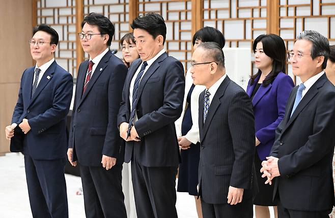 김민석 국무총리(왼쪽부터)와 이한주 국정기획위원장, 강훈식 비서실장, 위성락 국가안보실장, 김용범 정책실장 등이 4일 서울 용산 대통령실 청사에서 임명장을 받기 위해 대기하고 있다. 대통령실사진기자단