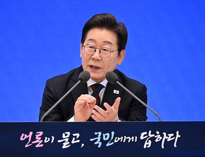 이재명 대통령이 3일 서울 종로구 청와대 영빈관에서 열린 취임 첫 공식 기자회견 ‘대통령의 30일, 언론이 묻고, 국민에게 답하다’에 참석해 발언하고 있다. 대통령실사진기자단