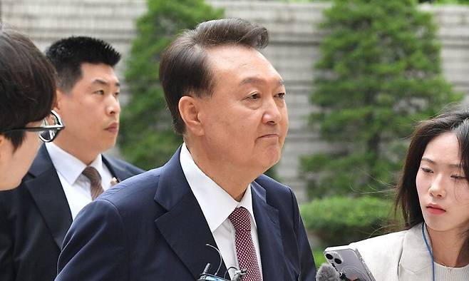 윤석열 전 대통령이 3일 서울 서초구 서울중앙지방법원에서 열린 내란 우두머리 혐의·직권남용 권리행사 방해 혐의 사건 9차 공판에 출석하고 있다. 사진공동취재단