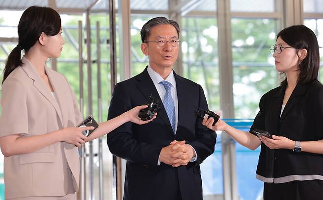 정성호 법무부 장관 후보자가 2025년 7월1일 서울 종로구 적선동에 마련된 인사청문회 준비 사무실로 출근하며 지명 소감을 밝히고 있다. 연합뉴스