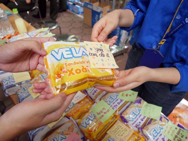 지난달 26일 베트남 하노이 판딘풍 고교 앞에서 선·후배 자원봉사자들이 전국 고등학교 졸업 시험 수험생에게 응원 메시지를 붙인 간식을 나눠주고 있다. '모든 노력은 반드시 보답받는다' '꿈은 이루어진다' 등의 문구가 적혀 있다. 하노이=허경주 특파원