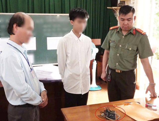 26일 베트남 람동성 람하구에서 고교 졸업 시험을 치른 수험생 N군(왼쪽 두 번째)이 첨단 장비를 이용한 부정행위로 공안 조사를 받고 있다. 뚜오이쩨 캡처