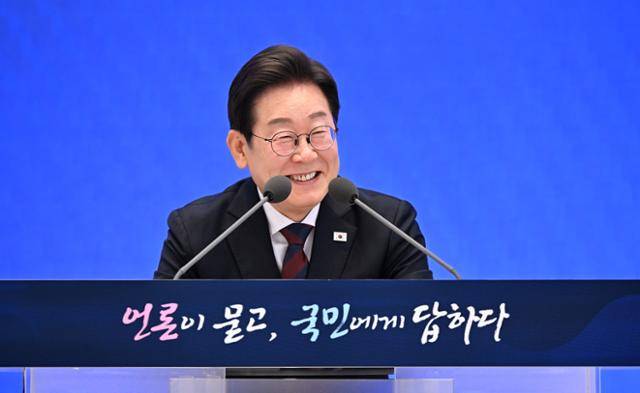 이재명 대통령이 3일 서울 종로구 청와대 영빈관에서 취임 후 첫 공식 기자회견을 하며 취재진 질문에 답하고 있다. 왕태석 선임기자