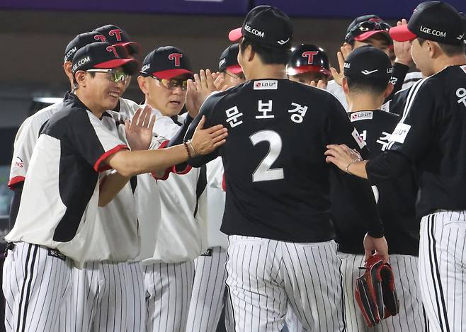 <yonhap photo-5793="">염경엽 LG 감독이 지난 1일 사직 롯데전 승리 후 문보경과 승리의 하이파이브를 하고 있다. 사직=연합뉴스 <저작권자 ⓒ 1980-2025 ㈜연합뉴스. 무단 전재 재배포 금지, AI 학습 및 활용 금지></yonhap>