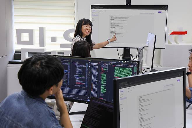 KT 기술혁신부문 연구원들이 서울 서초구 KT 우면연구센터에서 '믿:음 2.0'을 테스트하고 있다. KT 제공