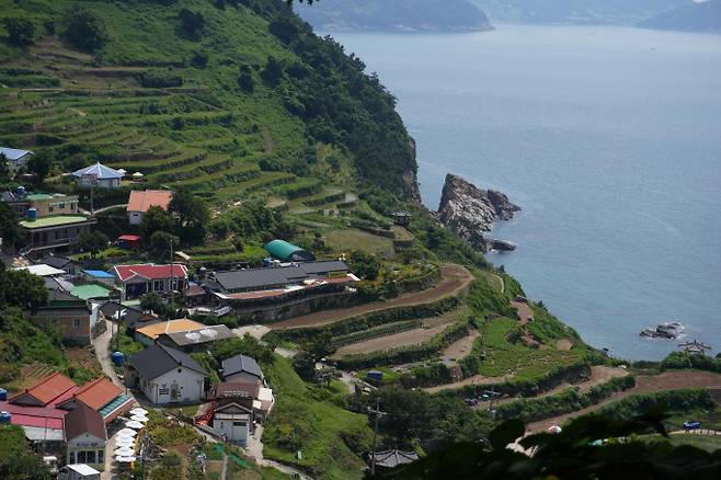 전망대에서 내려다 본 다랭이 마을. IS포토