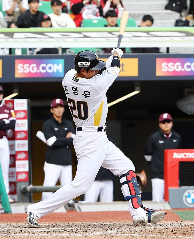 올 시즌 조형우의 타격 모습. 왼발이 배터박스 앞선에 닿는 느낌을 줄 정도로 붙었다. SSG 제공