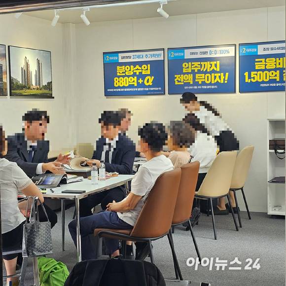 대우건설이 개포우성7차 아파트 단지 내 마련한 간이 홍보부스 내에서 조합원이 상담을 받고 있다. 2025.07.03 [사진=이효정 기자 ]