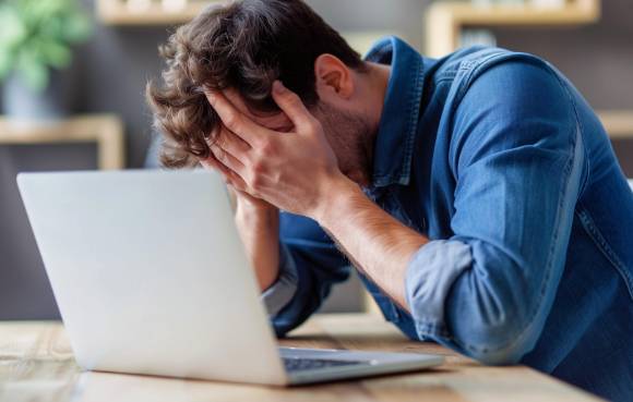 이 기업의 근무 환경을 두고 초과 근무와 폭언이 일상적이었다는 증언도 나오고 있는 상황이다. 본 사진은 기사 내용과 무관. [사진=픽사베이@Aristal]