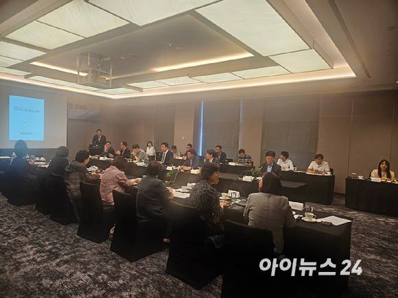 4일 서울 서초구 JW매리어트호텔에서 산업통상자원부 관계자들과 소비자단체 관계자들이 참석한 가운데 간담회가 진행되고 있다. [사진=설재윤 기자]