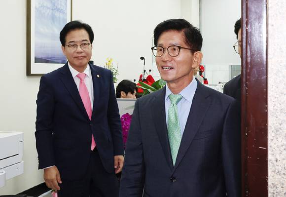 국민의힘 김문수 전 대선 후보(오른쪽)가 4일 국회를 방문, 송언석 비상대책위원장 겸 원내대표와 만난 뒤 나오고 있다.  [사진=연합뉴스]