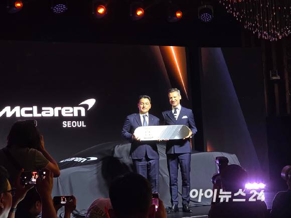 (왼쪽부터) 권혁민 브리타니아오토 대표이사와 헨릭 빌헬름스마이어(Henrik Wilhelmsmeyer) 맥라렌 오토모티브 최고전략책임자(CCO)가 4일 서울 중구 반얀트리 클럽 & 스파 서울에서 열린 '맥라렌 서울' 리론칭 행사에서 기념촬영하고 있다. [사진=김종성 기자]