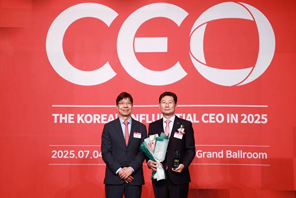 4일 서울 중구 더플라자 호텔에서 열린 ‘2025 한국의 영향력 있는 CEO’ 행사에서 이상일 시장(왼쪽 두번째)이 일자리창출경영 부문을 수상한 후 기념 촬영을 하고 있다. [사진=용인특례시]