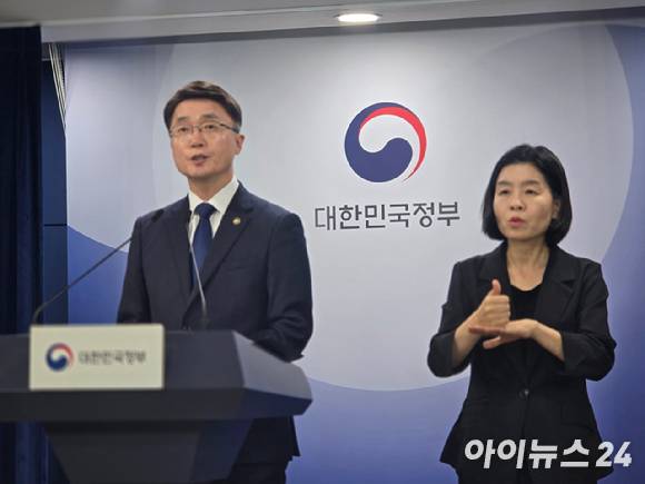 4일 과학기술정보통신부는 SKT 침해사고 민관합동조사단의 조사 결과와 SKT의 이용약관의 위약금 면제 규정에 대한 검토 결과를 발표했다. 사진은 류제명 과기정통부 2차관 [사진=안세준 기자]
