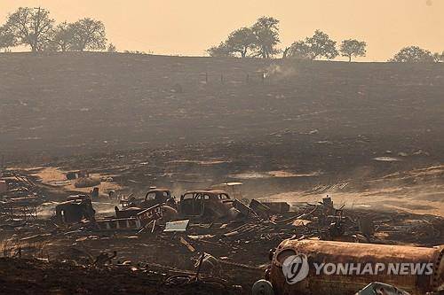 지난 2일(현지시간) 캘리포니아주에서 발생한 산불로 인해 불탄 자동차들 [사진=로이터/연합뉴스]
