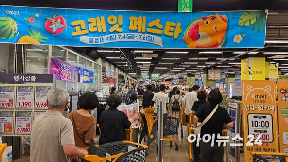 4일 서울 송파구 이마트 가든파이브점 입장하려는 고객들로 매장이 북적이고 있다. [사진=진광찬 기자]