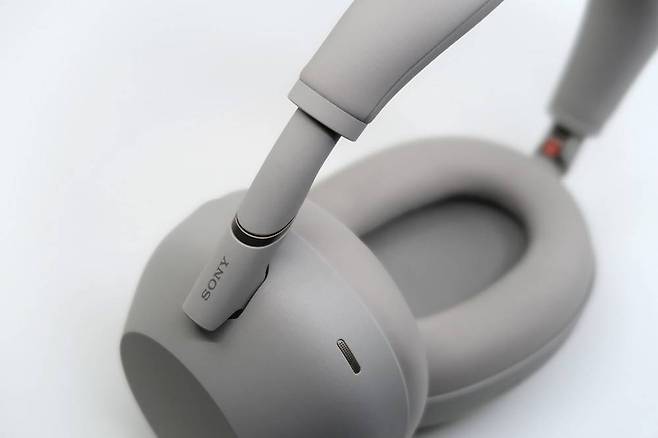 접이식 메탈 힌지를 적용해 휴대성을 높였다 / 출처=IT동아