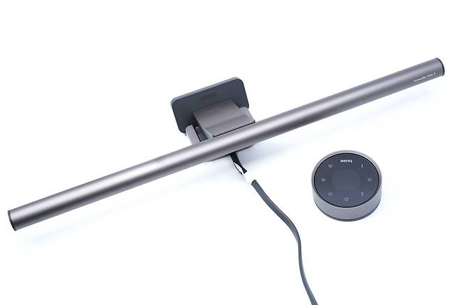 스크린바 헤일로 2의 구성은 본체와 컨트롤러 등 단순하다 / 출처=IT동아