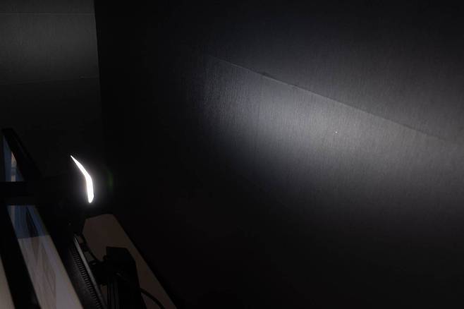 스크린바 헤일로 2는 후면에도 조명이 있다. 하지만 후면이 유리 또는 반사 재질이라면 효과가 반감된다 / 출처=IT동아