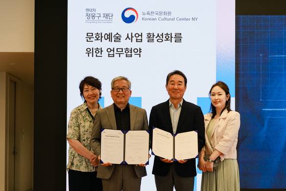 뉴욕한국문화원에서 백혜선 교수, 정무성 이사장, 김천수 원장, 이예린 교수(왼쪽부터)가 협약식 기념촬영을 하고 있다.