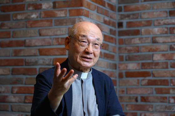 성공회 윤종모 주교는 “영국은 국가 차원에서 고독 문제를 다루고 있다. 현대인이 겪는 외로움의 문제가 그만큼 심각하다는 이야기다. 그럴수록 가족 간, 부부 간 대화법이 중요하다”고 말했다. 김종호 기자