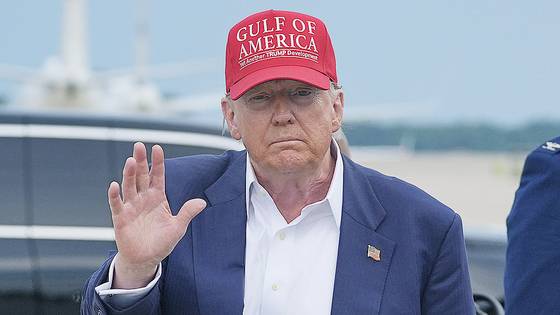 도널드 트럼프 대통령이 지난 1일(현지시간) 플로리다주 오초피에 있는 이민자 구치소를 방문한 후 메릴랜드주 앤드류스 합동 기지에 도착해 손을 흔들고 있다. AP=연합뉴스