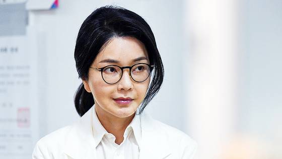 윤석열 전 대통령의 부인 김건희 여사가 지난달 서울 서초구 원명초등학교에 마련된 서초구 제3투표소에서 투표를 하기 위해 줄을 서 있다. 뉴스1