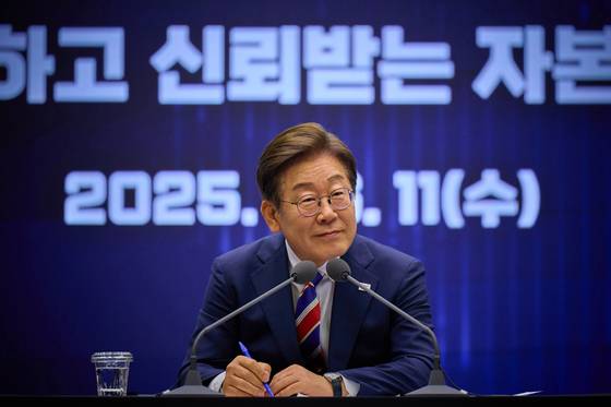 이재명 대통령이 지난 11일 서울 영등포구 한국거래소에서 열린 주식시장 불공정거래 근절을 위한 현장 간담회에서 참석자의 질문을 경청하고 있다. 이재명 대통령 SNS