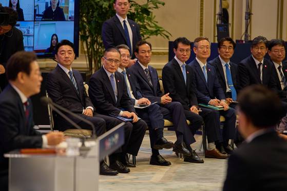 강훈식 대통령 비서실장과 위성락 국가안보실장을 비롯한 수석들이 지난 3일 서울 청와대 영빈관에서 열린 ‘대통령의 30일, 언론이 묻고 국민에게 답하다’ 기자회견에서 이재명 대통령의 발언을 듣고 있다. 이재명 대통령 SNS.