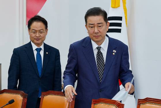 김병기 더불어민주당 대표 직무대행 겸 원내대표(오른쪽)와 허영 원내정책수석부대표가 3일 오전 서울 여의도 국회에서 열린 정책조정회의에 입장하고 있다. 뉴스1