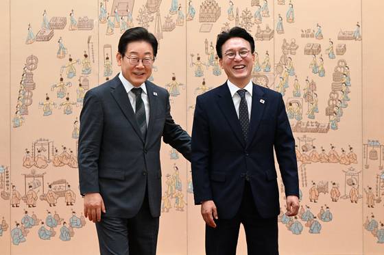 이재명 대통령이 4일 서울 용산 대통령실청사에서 김민석 국무총리에게 임명장을 수여한뒤 기념촬영하고 있다. 대통령실사진기자단