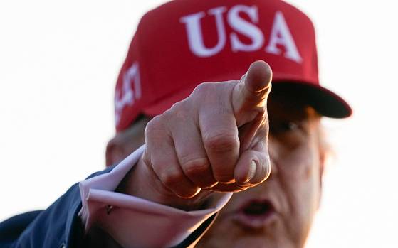 도널드 트럼프 미국 대통령이 3일(현지시간) 미국 아이오와주 디모인에서 열린 미국 독립 250주년 기념 킥오프 행사에서 지지자들을 향해 손가락을 가리키고 있다. 로이터=연합뉴스