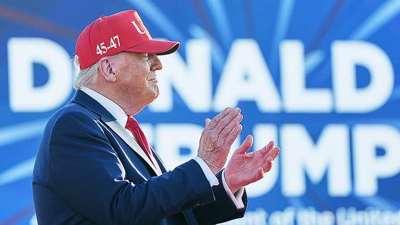 도널드 트럼프 대통령이 3일(현지시간) 미국 아이오와주 디모인에서 열린 미국 독립 250주년 박람회장에서 열린 집회에 참석해 연설하고 있다. AP=연합뉴스