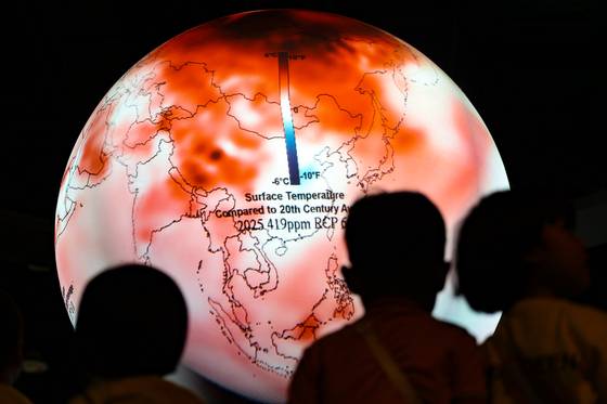 전국에 폭염이 계속되고 있는 4일 대구 달성군 국립대구과학관을 찾은 어린이들이 올해 기후 예상도를 나타내고 있는 SOS시스템을 살펴보고 있다. 연합뉴스