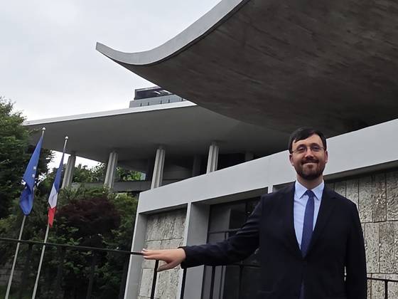 프랑스 국립영화영상센터(CNC) 가에탕 브뤼엘 원장이 4일 주한프랑스대사관에서 포즈를 취했다. 그의 뒤로 한국인 건축가 고(故)김중업의 작품인 처마가 살짝 보인다. 전수진 기자