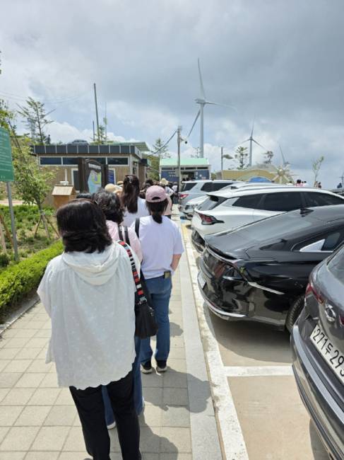 ▲ 지난달 주말 정상 주차장 화장실을 이용하려는 관광객들이 긴 줄을 형성하고 있다.