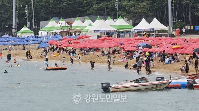 ▲ 속초해수욕장이 개장한 4일  한산한 모습을 보이고 있다
