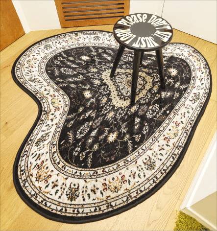 세이투셰의 대표 상품인 페르시안 러그와 자개 스툴.