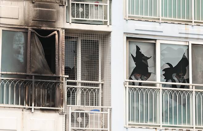 부산 기장군의 한 아파트 6층 화재 현장에서 경찰, 소방, 국립과학수사연구원 등이 합동 감식을 벌이고 있다. 사진=연합뉴스