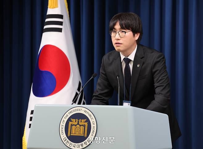 하정우 대통령실 인공지능(AI)미래기획수석이 지난달 19일 서울 용산 대통령실 브리핑룸에서 브리핑을 하고 있다. 김창길 기자