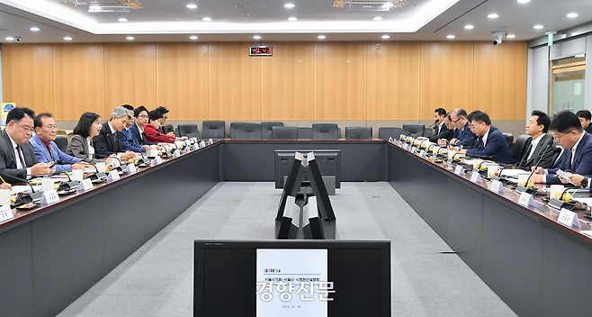 28일 서울시의회 시정현안설명회에 참석한 오세훈 시장(오른쪽)이 의원들의 질의에 답변하고 있다. 시의회 제공