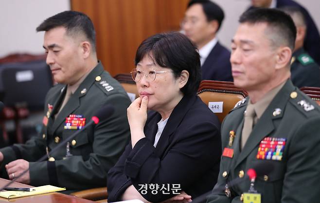 유재은 국방부 법무관리관(가운데)이 지난해 7월19일 국회 법사위 윤석열 대통령 탄핵요구안 즉각 발의 요청에 대한 청원 관련 청문회에서 굳은 표정으로 질문을 듣고 있다. 박민규 선임기자