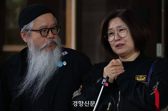 고 이예람 중사 아버지 이주완, 어머니 박순정씨가 지난 4월10일 서울 서초구 대법원에서 고 이예람 중사 특검사건 상고심선고를 마친 후 입장을 발표하며 눈물 흘리고 있다. 이날 대법원은 이예람 중사 사망사건 수사에 부당 개입한 혐의를 받은 전익수 전 공군본부 법무실장에게 무죄를 선고한 원심판결을 확정했다. 김창길 기자